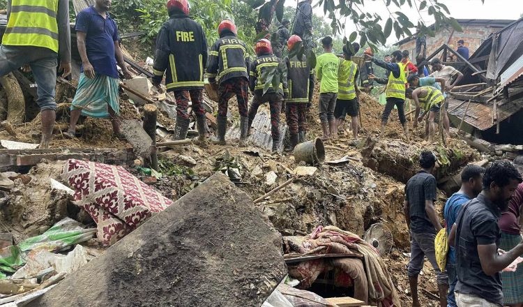 সিলেট নগরীতে টিলা ধস, ৩ জন মাটির নিচে